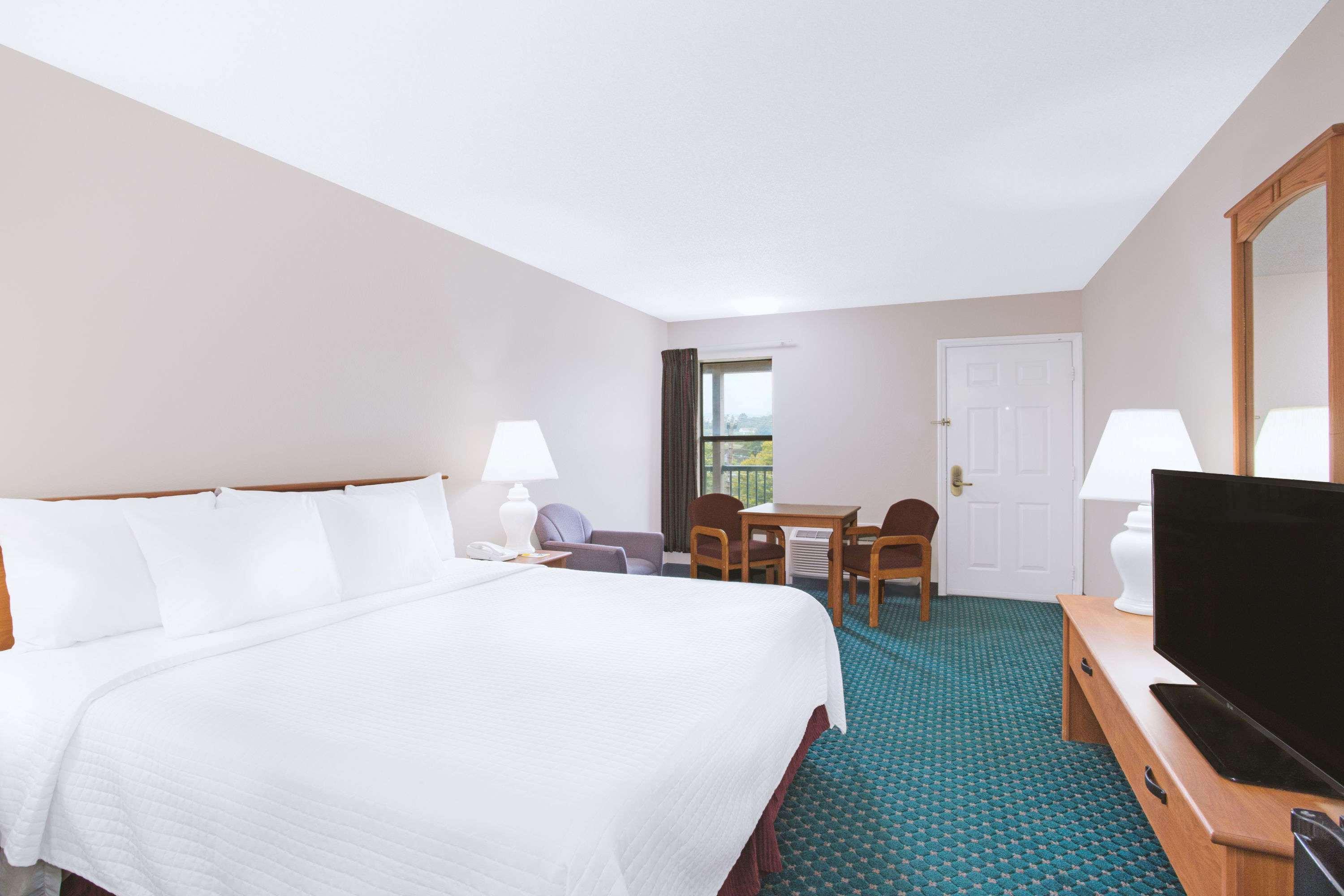 Days Inn By Wyndham Wytheville Exterior photo